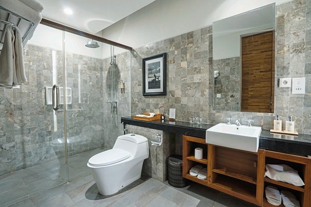 Ramayana Candidasa Beach Resort - Beispiel Bad Junior Suite (Zimmercodierung WB1)