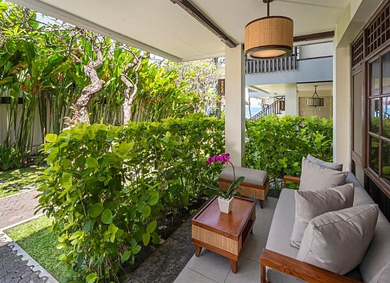 Ramayana Candidasa Beach Resort - Beispiel Terrasse Junior Suite (Zimmercodierung WB1)