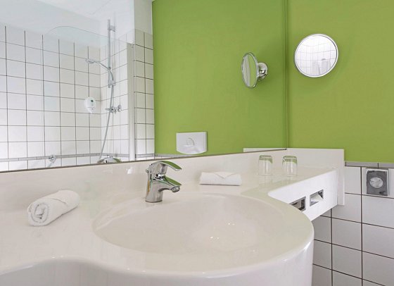 Wyndham Garden Düsseldorf City Centre Königsallee - Beispiel Bad Doppelzimmer Standard (Zimmercodierung DG1)