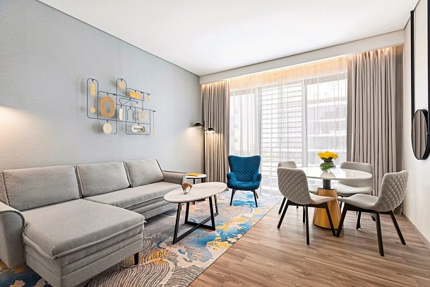 voco Dubai The Palm - Wohnbeispiel Family Suite with Sofa Bed City View (Zimmercodierung WI1)
