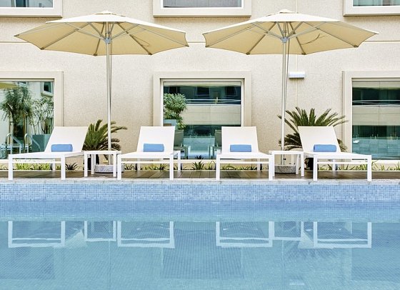 Hilton Garden Inn Dubai, Mall Avenue
