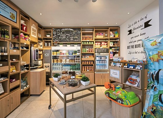 Hilton Garden Inn Dubai, Mall Avenue