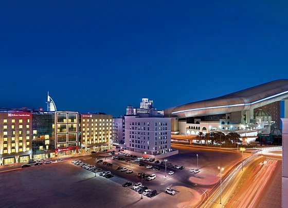 Hilton Garden Inn Dubai, Mall Avenue