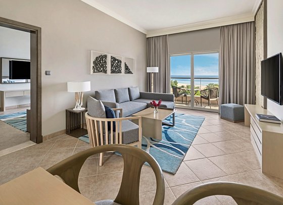 Fujairah Rotana Resort & Spa Al Aqah Beach - Wohnbeispiel Ocean View One Bedroom Suite with Balcony (Zimmercodierung WB2)
