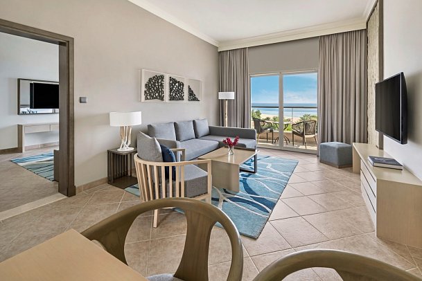 Fujairah Rotana Resort & Spa Al Aqah Beach - Wohnbeispiel Ocean View One Bedroom Suite with Balcony (Zimmercodierung WB2)