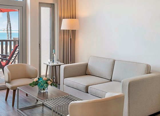 JA The Resort – JA Palm Tree Court - Wohnbeispiel Beach Front Terrace Junior Suite (Zimmercodierung JB2)