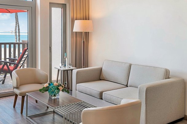 JA The Resort – JA Palm Tree Court - Wohnbeispiel Beach Front Terrace Junior Suite (Zimmercodierung JB2)
