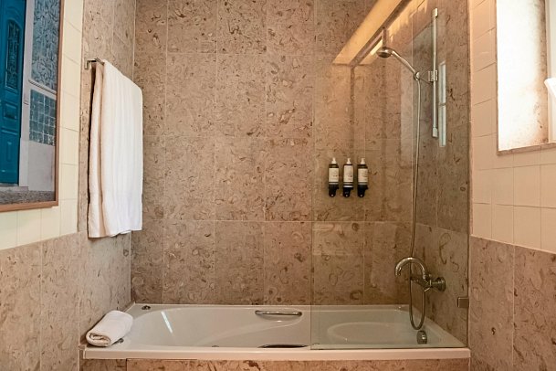 Domes Lake Algarve, Autograph Collection - Beispiel Bad Elite Sapphire Residence (Zimmercodierungen AB1 & OB1)