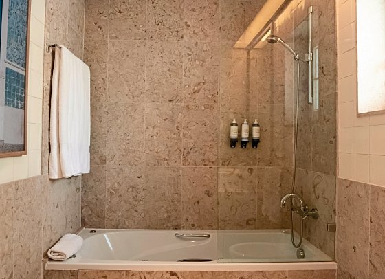 Domes Lake Algarve, Autograph Collection - Beispiel Bad Elite Sapphire Residence (Zimmercodierungen AB1 & OB1)