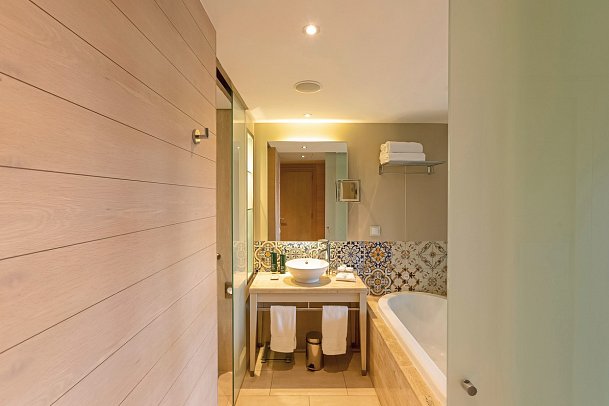 Hilton Vilamoura As Cascatas Golf Resort & Spa - Beispiel Bad Doppelzimmer Deluxe (Zimmercodierungen DD1, DD2, DD3 & DD4)