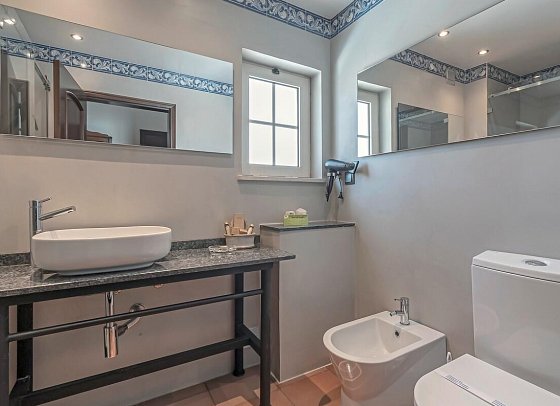 Dom Manuel I - Beispiel Bad Doppelzimmer Classic Stadtblick (Zimmercodierung DBL)