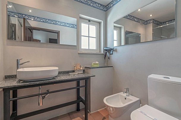 Dom Manuel I - Beispiel Bad Doppelzimmer Classic Stadtblick (Zimmercodierung DBL)