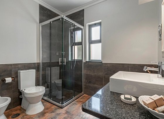 Dom Manuel I - Beispiel Bad Doppelzimmer Standard Poolblick (Zimmercodierung D1P)