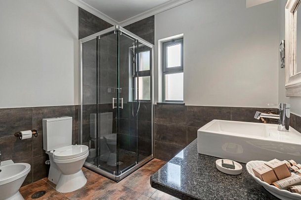 Dom Manuel I - Beispiel Bad Doppelzimmer Standard Poolblick (Zimmercodierung D1P)