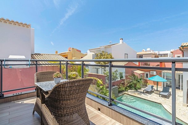 Dom Manuel I - Beispiel Balkon Doppelzimmer Standard Poolblick (Zimmercodierung D1P)