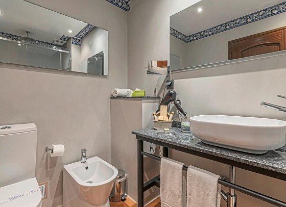 Dom Manuel I - Beispiel Bad Doppelzimmer Classic (Zimmercodierungen DBL & DBP)