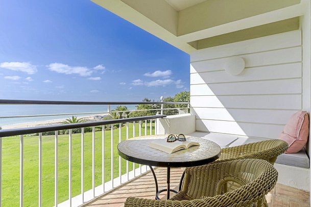 Pestana Alvor Praia Premium Beach & Golf Resort - Beispiel Balkon Doppelzimmer Deluxe Meerblick (Zimmercodierungen DD2 & DCM)