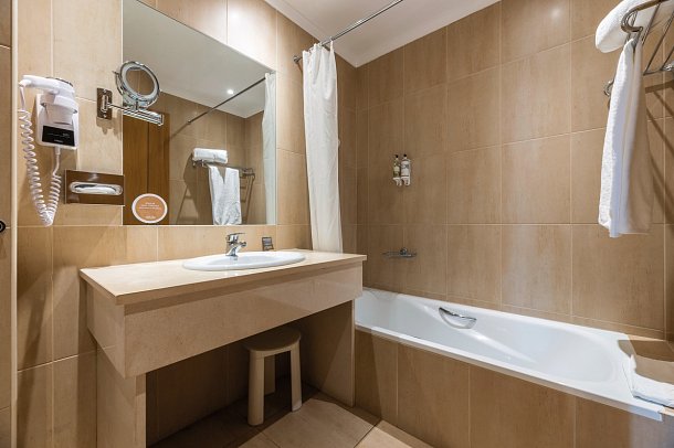 Vale d'El Rei Hotel & Villas - Beispiel Bad Doppelzimmer (Zimmercodierungen DB1 & DB3)