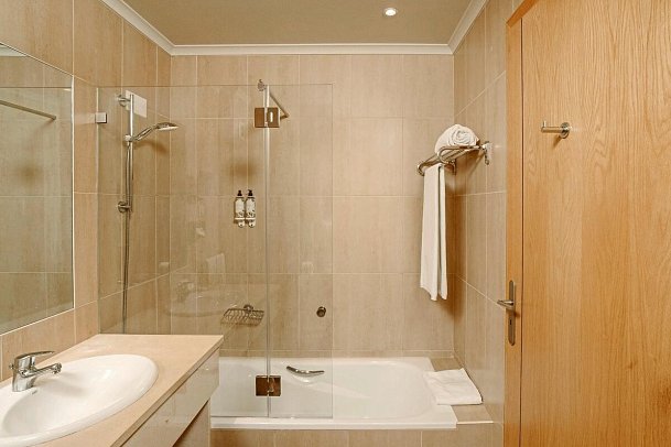 Vale d'El Rei Hotel & Villas - Beispiel Bad Doppelzimmer Classic (Zimmercodierungen DB1 & DB3)