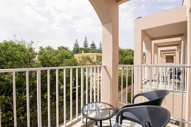 Vila Galé Collection Praia - Beispiel Balkon Doppelzimmer Landblick (Zimmercodierung DBL)
