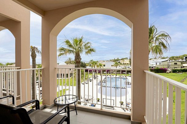 Vila Galé Collection Praia - Beispiel Balkon Doppelzimmer Poolblick (Zimmercodierung DBP)