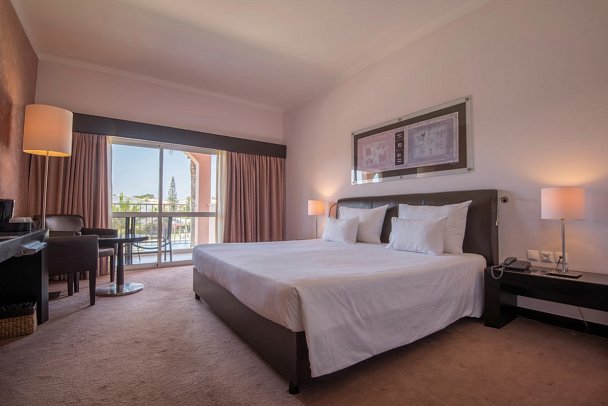 Vila Galé Collection Praia - Wohnbeispiel Doppelzimmer Poolblick (Zimmercodierung DBP)