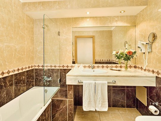 Baia Grande - Beispiel Bad Doppelzimmer (Zimmercodierungen DDL, DD1, DDP & DDM)