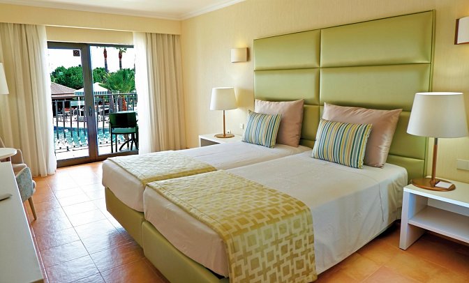 Baia Grande - Wohnbeispiel Doppelzimmer Poolblick (Zimmercodierung DDP)