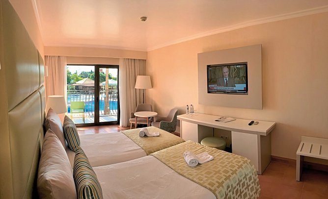 Baia Grande - Wohnbeispiel Doppelzimmer Poolblick (Zimmercodierung DDP)