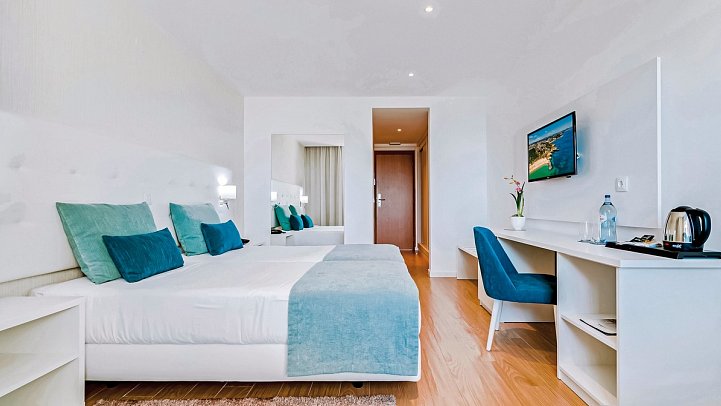 Auramar Beach Resort - Wohnbeispiel Doppelzimmer Premium seitl. Meerblick (Zimmercodierung DMN)