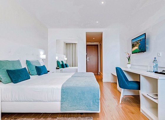 Auramar Beach Resort - Wohnbeispiel Doppelzimmer Premium seitl. Meerblick (Zimmercodierung DMN)