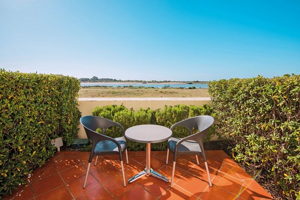 Vila Galé Albacora - Beispiel Terrasse Doppelzimmer Ria Formosa Blick (Zimmercodierungen DB1 & DC1)