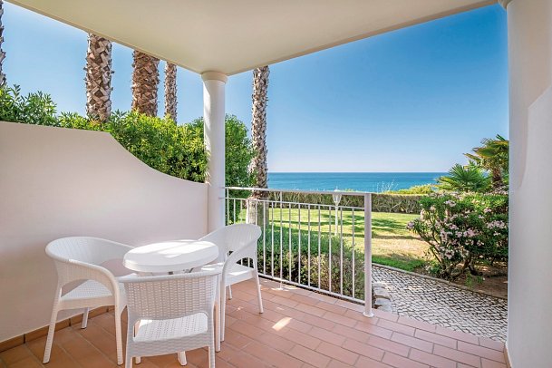Clube Porto-Mós - Beispiel Terrasse Apt. Premium Meerblick (Zimmercodierung AMM)