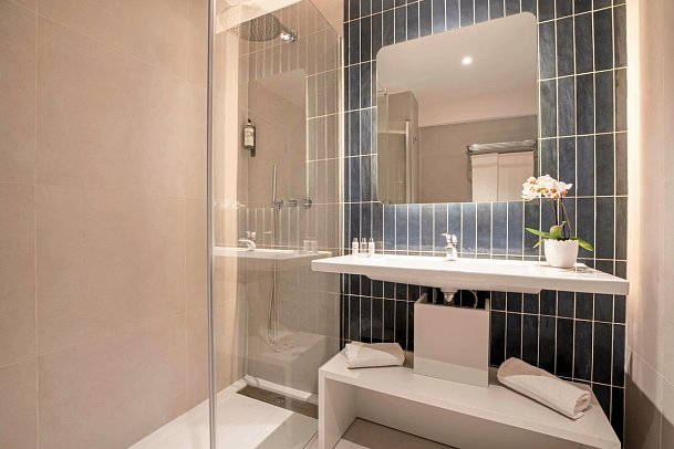 Aqualuz Lagos by Editory - Beispiel Bad Apt. 1 Schlafzimmer Stadtblick (Zimmercodierung AB1)