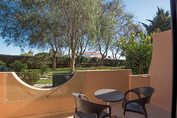 Vila Galé Atlantico - Beispiel Balkon Doppelzimmer Gartenblick (Zimmercodierung DBG)