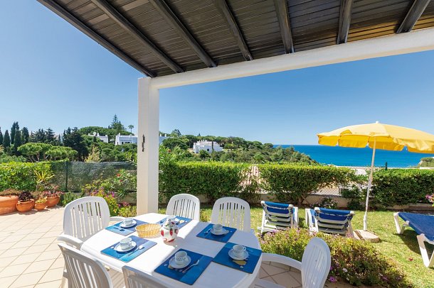 Rocha Brava Village Resort - Beispiel Terrasse Apt. 1 Schlafzimmer Meerblick (Zimmercodierung ABM)