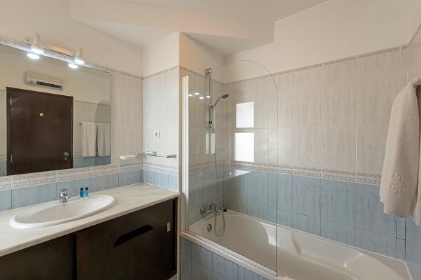 Rocha Brava Village Resort - Beispiel Bad Villa 2 Schlafzimmer Gartenblick (Zimmercodierung VB1)