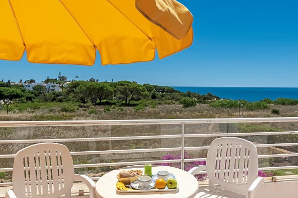 Rocha Brava Village Resort - Beispiel Balkon Villa 2 Schlafzimmer Meerblick (Zimmercodierung V1M)