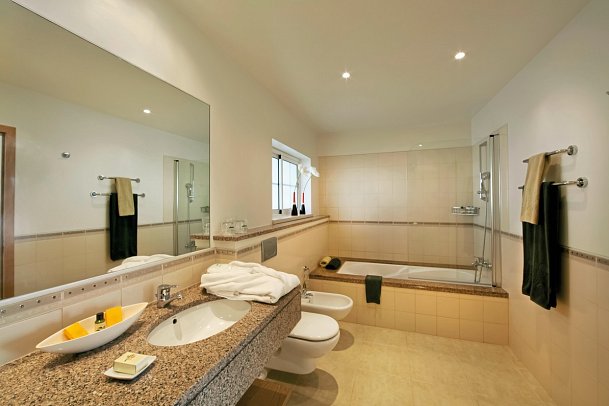 Vale d'Oliveiras Quinta Resort & Spa - Beispiel Bad Apt. 2 Schlafzimmer (Zimmercodierungen OBG, OB1, OB2 & OB3)