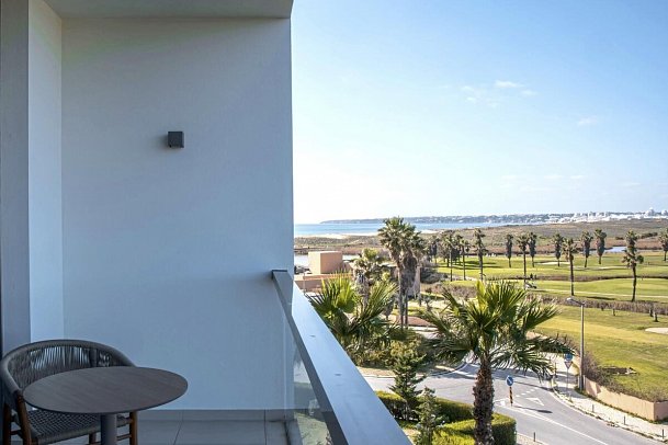 Wine & Books by the Sea Algarve Resort - Beispiel Balkon Doppelzimmer Prestige Golfblick (Zimmercodierung DO1)