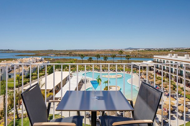 AP Cabanas Beach & Nature - Beispiel Balkon Poolblick (Zimmercodierungen DBP & D2P)