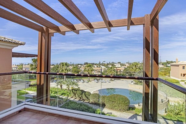 Monte Santo Resort - Beispiel Balkon Luxus-Townhouse 2 Schlafzimmer Poolblick (Zimmercodierung ODP)