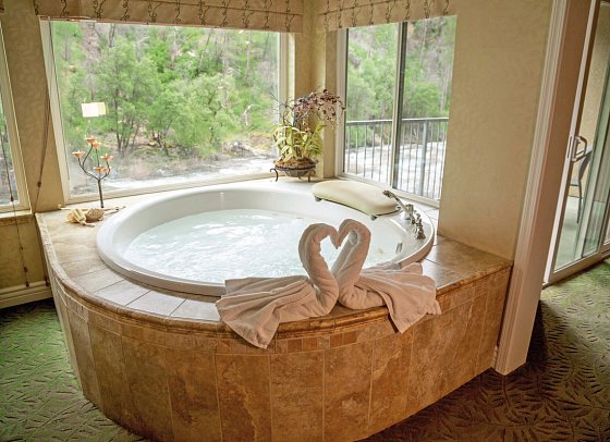 Yosemite View Lodge - Wohnbeispiel Deluxe River View King Spa (Zimmercodierung UD7)