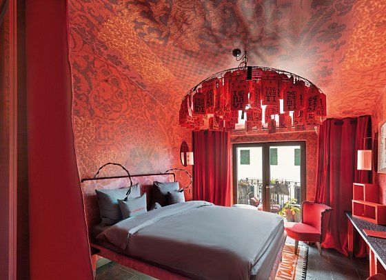 25hours Hotel Piazza San Paolino - Wohnbeispiel Doppelzimmer Medium mit Balkon (Zimmercodierung DB2)