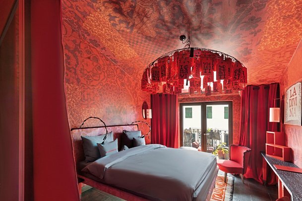 25hours Hotel Piazza San Paolino - Wohnbeispiel Doppelzimmer Medium mit Balkon (Zimmercodierung DB2)