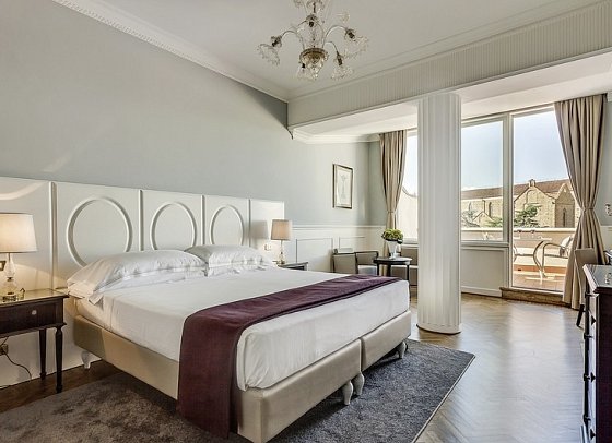 Plaza Hotel Lucchesi - Wohnbeispiel Doppelzimmer Deluxe Balkon (Zimmercodierung DD1)