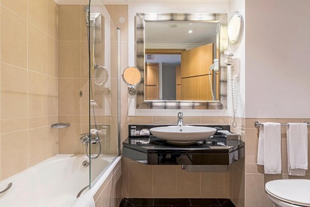 Pestana Grand Premium Ocean Resort - Beispiel Bad Doppelzimmer Classic seitl. Meerblick (Zimmercodierung D1N)
