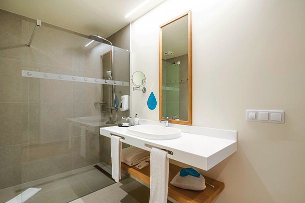 Sentido Galomar - Beispiel Bad Doppelzimmer Meerblick Cliff (Zimmercodierung D1M)