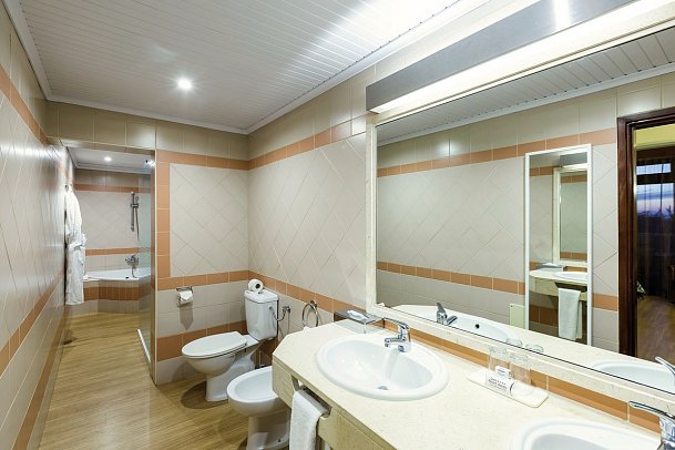 Alpino Atlantico Ayurveda Hotel - Beispiel Bad Suite Meerblick (Zimmercodierung WBM)