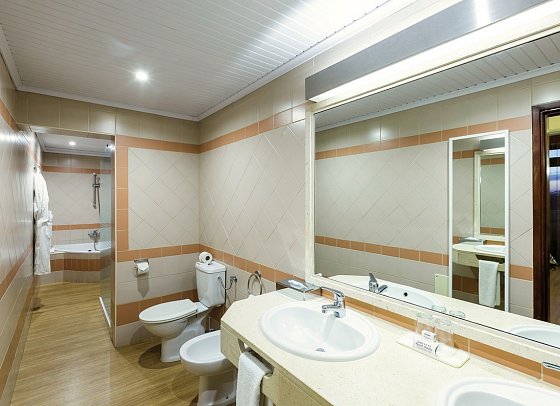 Alpino Atlantico Ayurveda Hotel - Beispiel Bad Suite Meerblick (Zimmercodierung WBM)